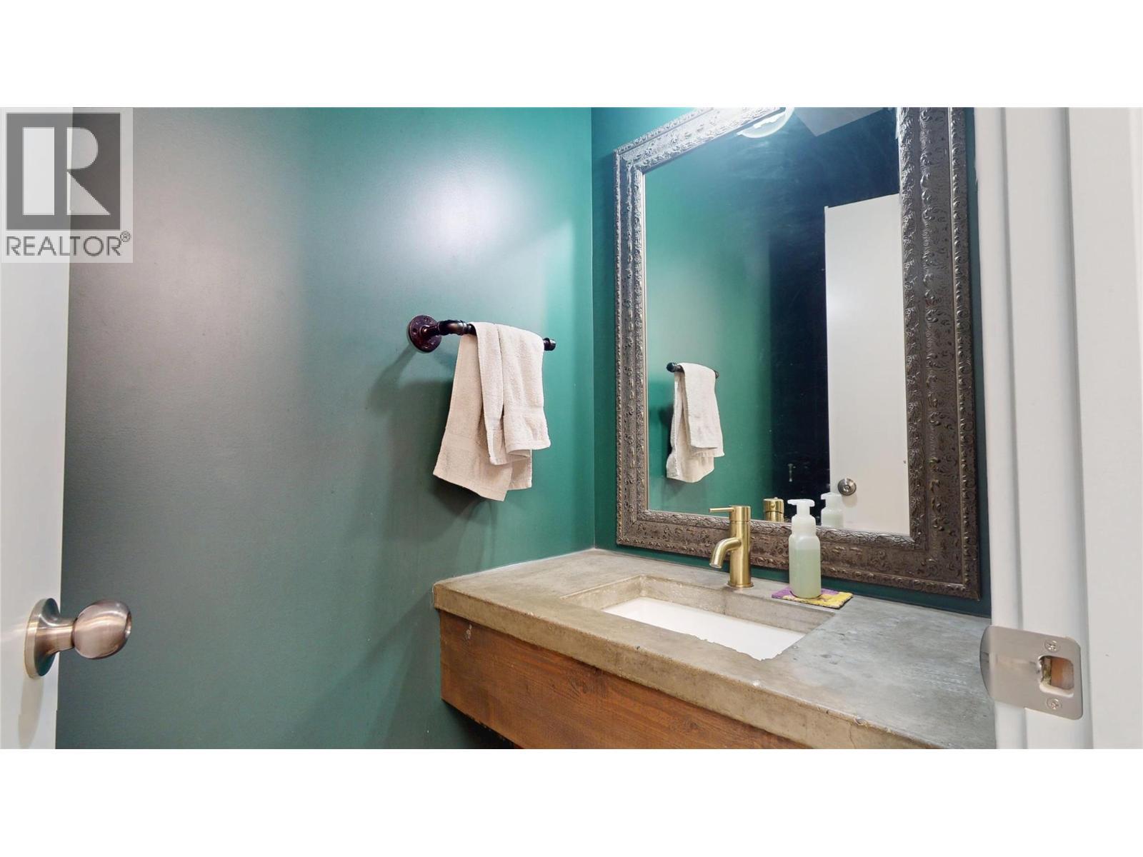 1605 4Th Street N, Cranbrook, BC - Indoor Photo Showing Bathroom