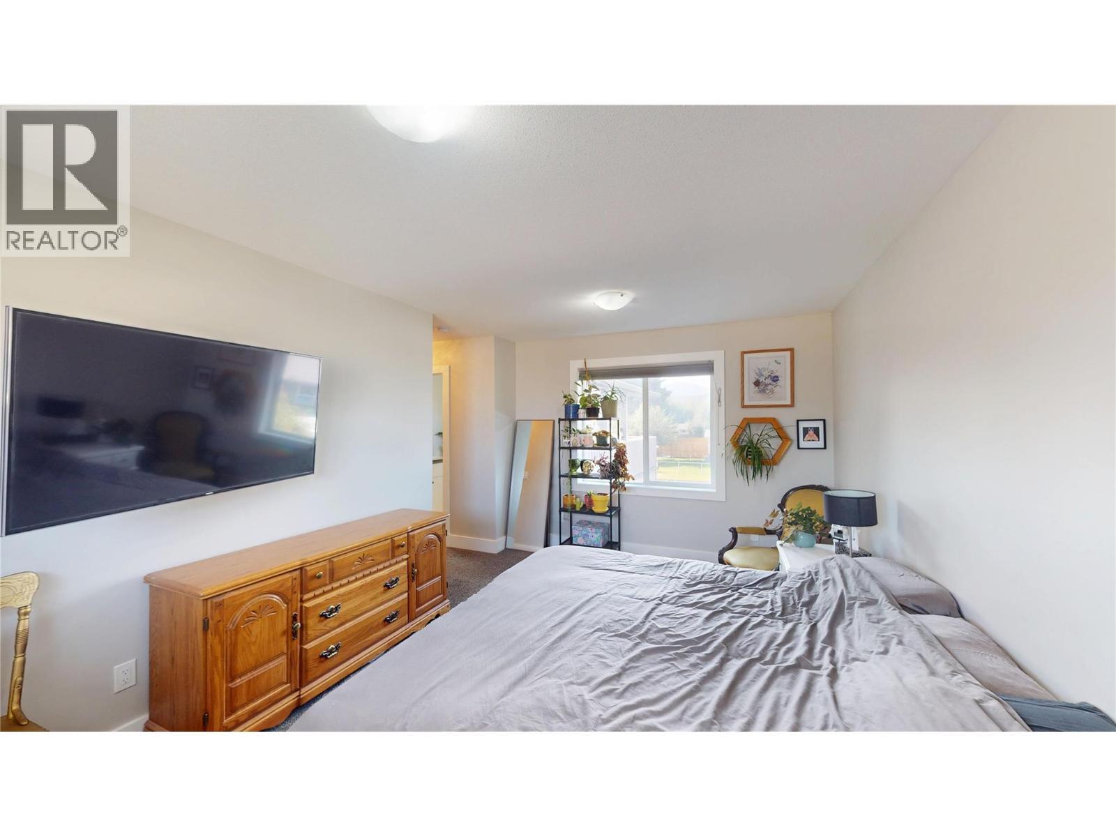 1605 4Th Street N, Cranbrook, BC - Indoor Photo Showing Bedroom