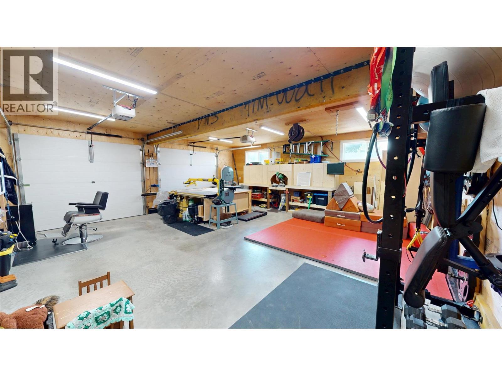 1605 4Th Street N, Cranbrook, BC - Indoor Photo Showing Garage