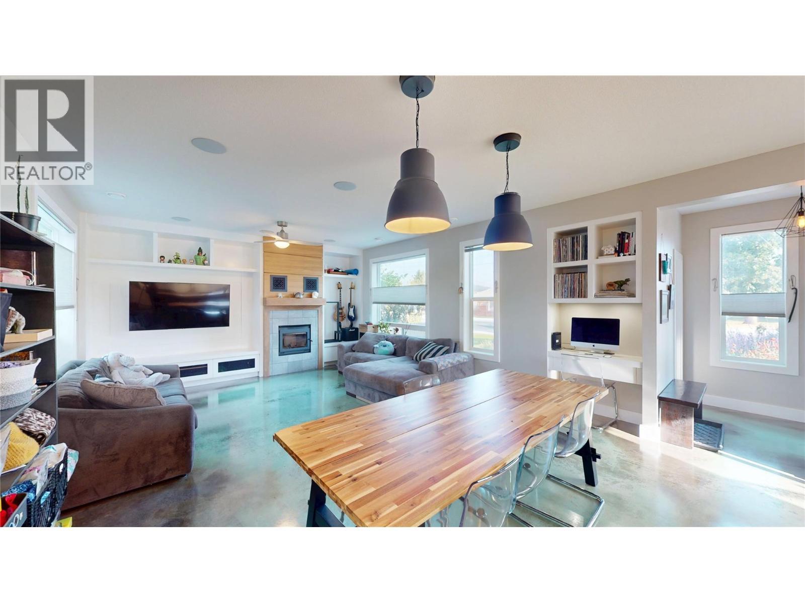 1605 4Th Street N, Cranbrook, BC - Indoor With Fireplace