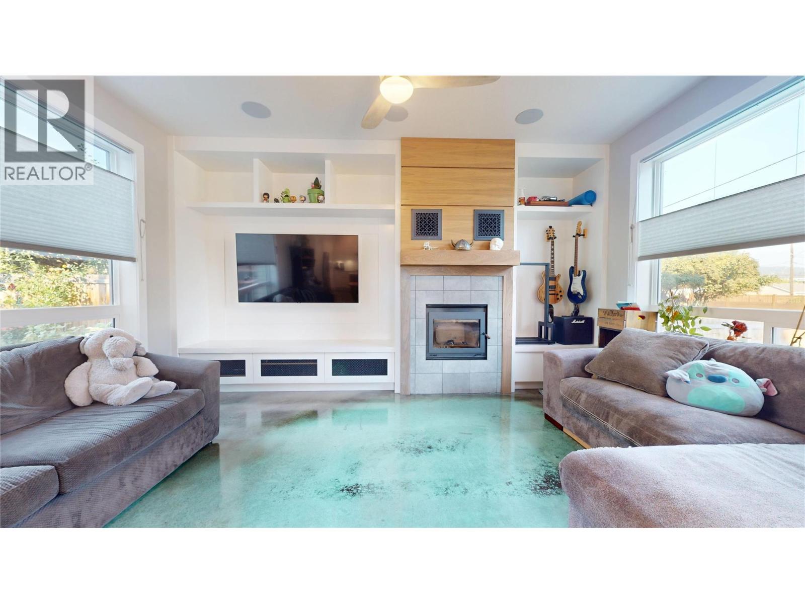 1605 4Th Street N, Cranbrook, BC - Indoor Photo Showing Living Room With Fireplace