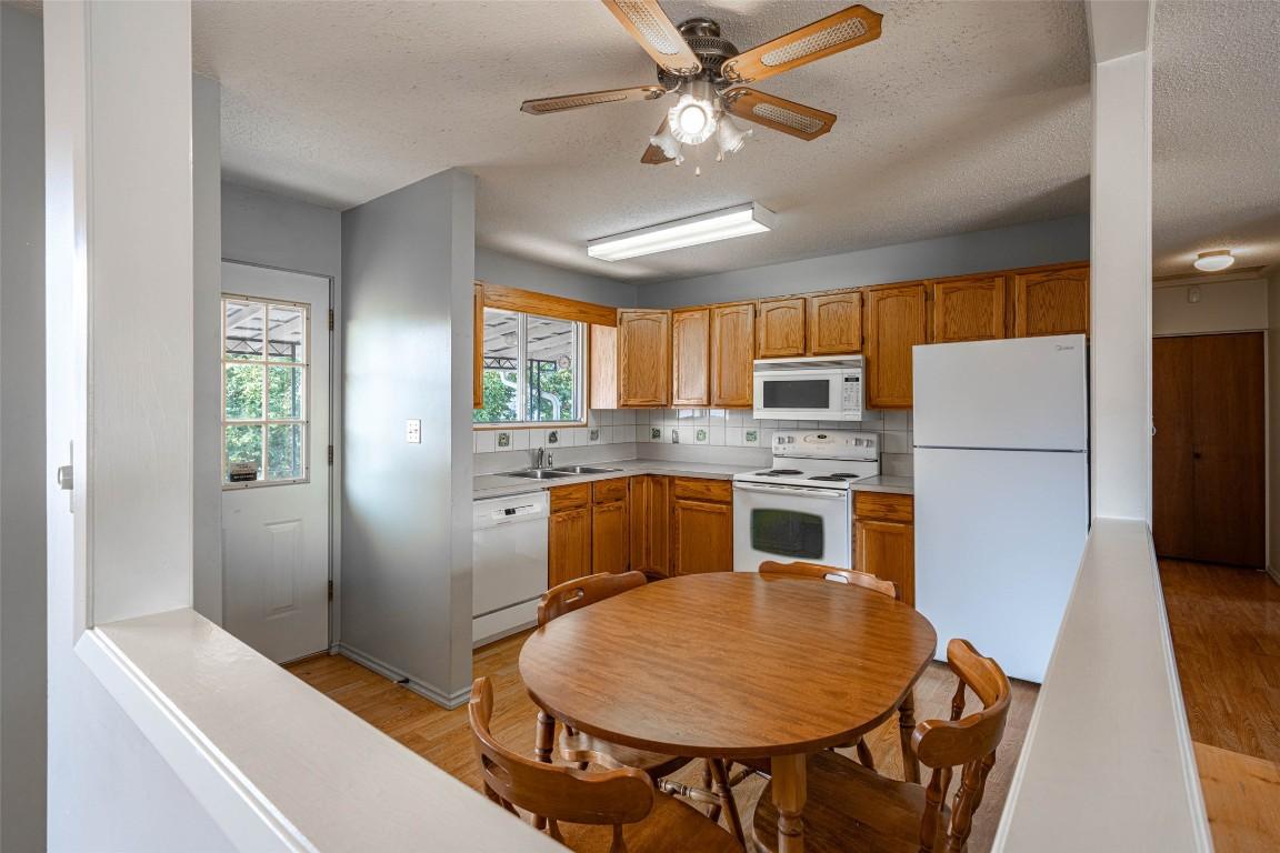 4402 16 Avenue, Vernon, BC - Indoor Photo Showing Kitchen With Double Sink