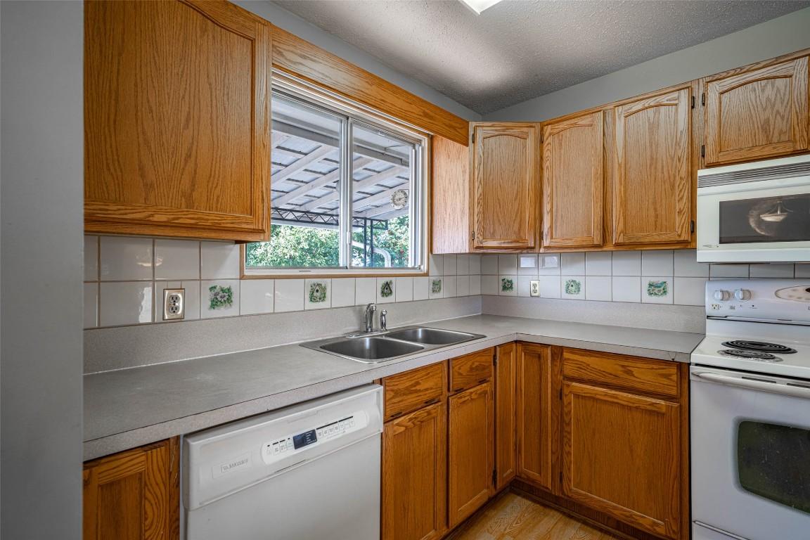 4402 16 Avenue, Vernon, BC - Indoor Photo Showing Kitchen With Double Sink