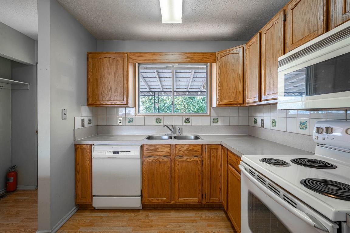 4402 16 Avenue, Vernon, BC - Indoor Photo Showing Kitchen With Double Sink