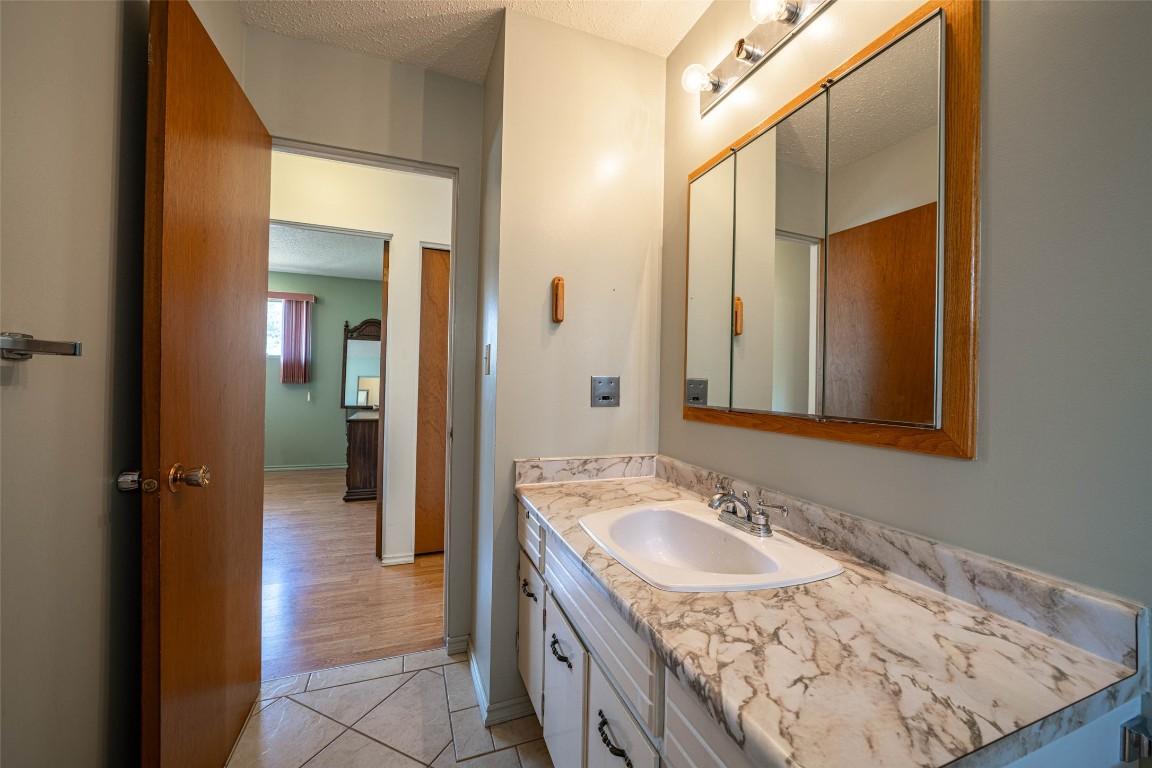 4402 16 Avenue, Vernon, BC - Indoor Photo Showing Bathroom