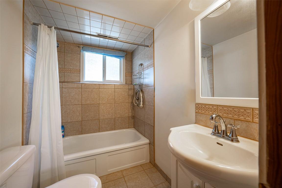 4402 16 Avenue, Vernon, BC - Indoor Photo Showing Bathroom