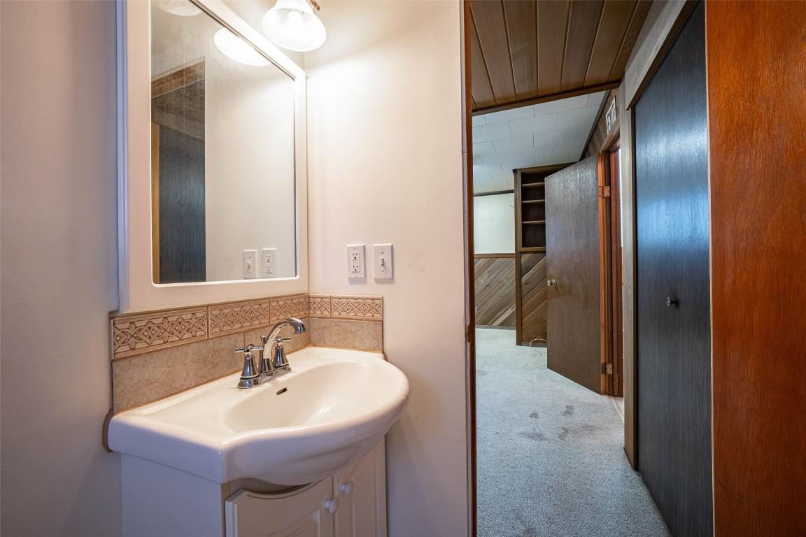 4402 16 Avenue, Vernon, BC - Indoor Photo Showing Bathroom