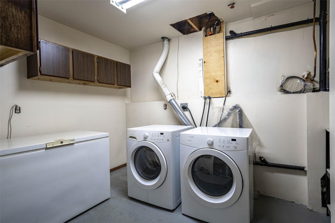 4402 16 Avenue, Vernon, BC - Indoor Photo Showing Laundry Room