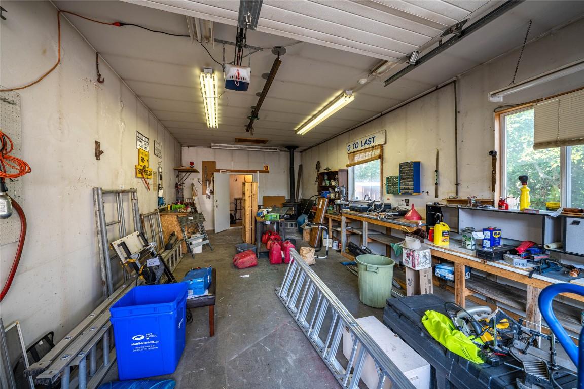 4402 16 Avenue, Vernon, BC - Indoor Photo Showing Garage