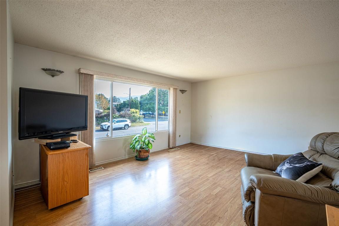 4402 16 Avenue, Vernon, BC - Indoor Photo Showing Living Room
