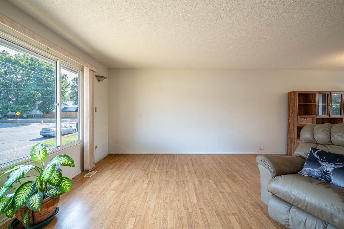 4402 16 Avenue, Vernon, BC - Indoor Photo Showing Living Room