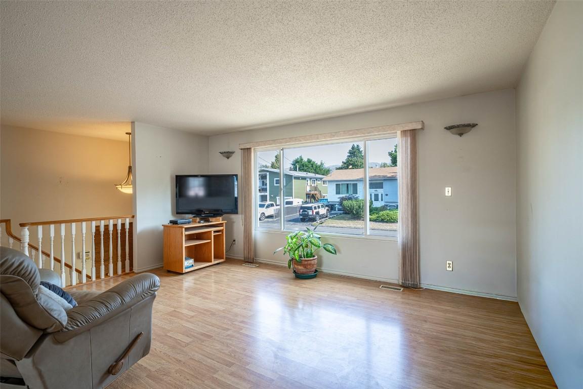 4402 16 Avenue, Vernon, BC - Indoor Photo Showing Living Room