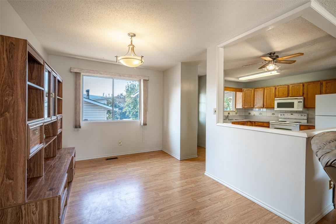 4402 16 Avenue, Vernon, BC - Indoor Photo Showing Kitchen