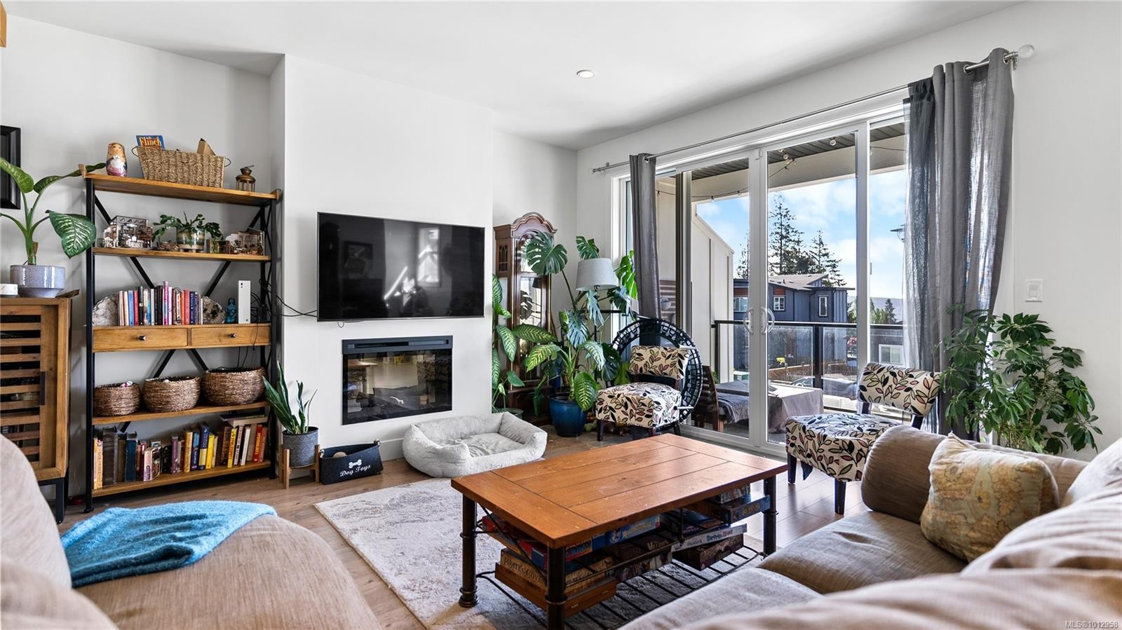 7010 Brailsford Pl, Sooke, BC - Indoor Photo Showing Living Room With Fireplace