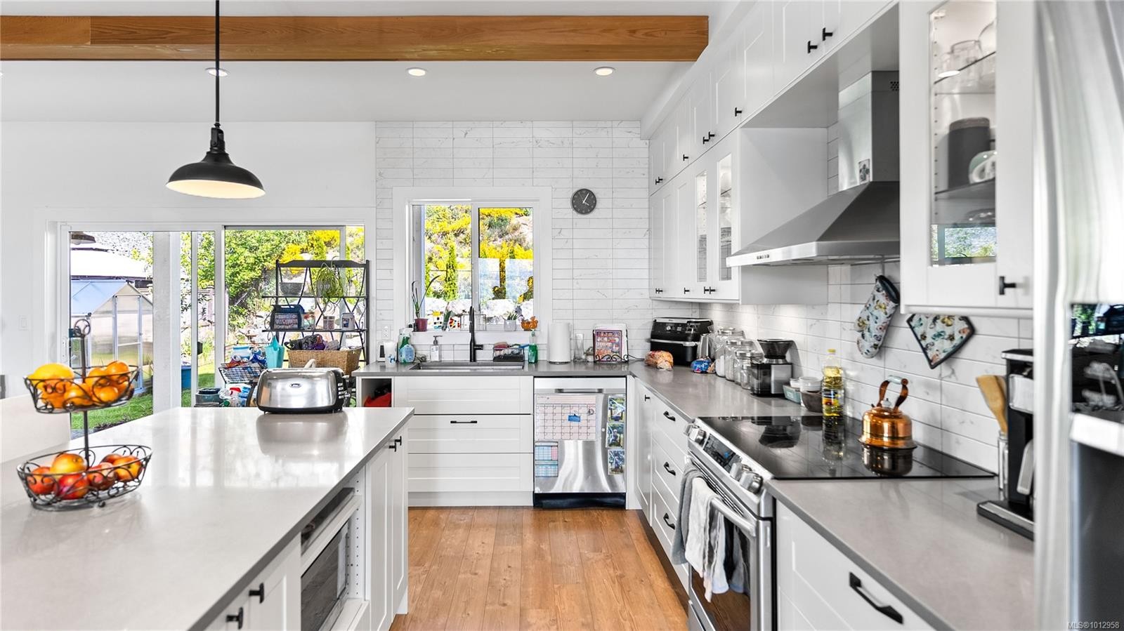 7010 Brailsford Pl, Sooke, BC - Indoor Photo Showing Kitchen With Upgraded Kitchen
