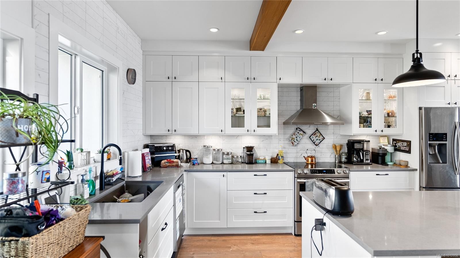 7010 Brailsford Pl, Sooke, BC - Indoor Photo Showing Kitchen With Upgraded Kitchen