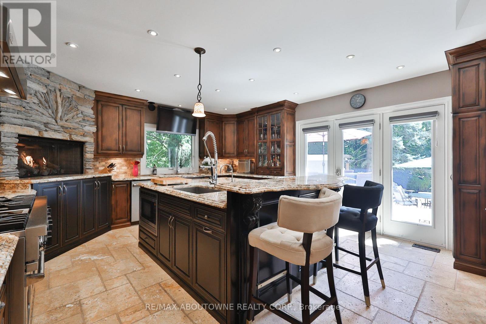 24 School Street, Hamilton, ON - Indoor Photo Showing Kitchen With Upgraded Kitchen