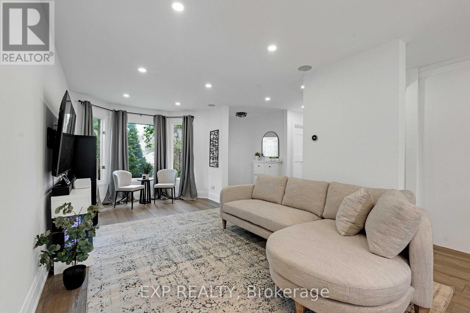 1674 Princelea Place, Mississauga, ON - Indoor Photo Showing Living Room