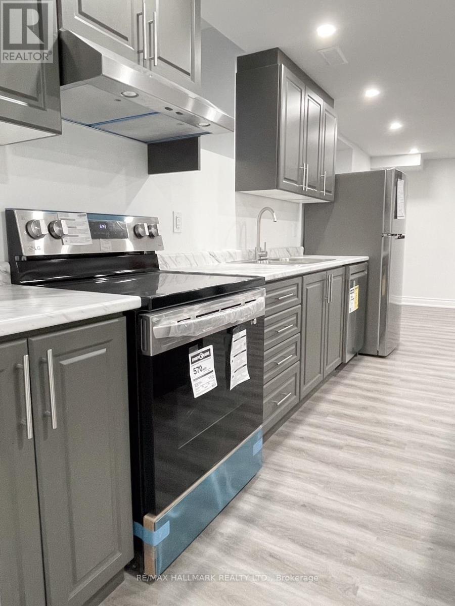 24 San Felice Lane, Hamilton, ON - Indoor Photo Showing Kitchen With Upgraded Kitchen