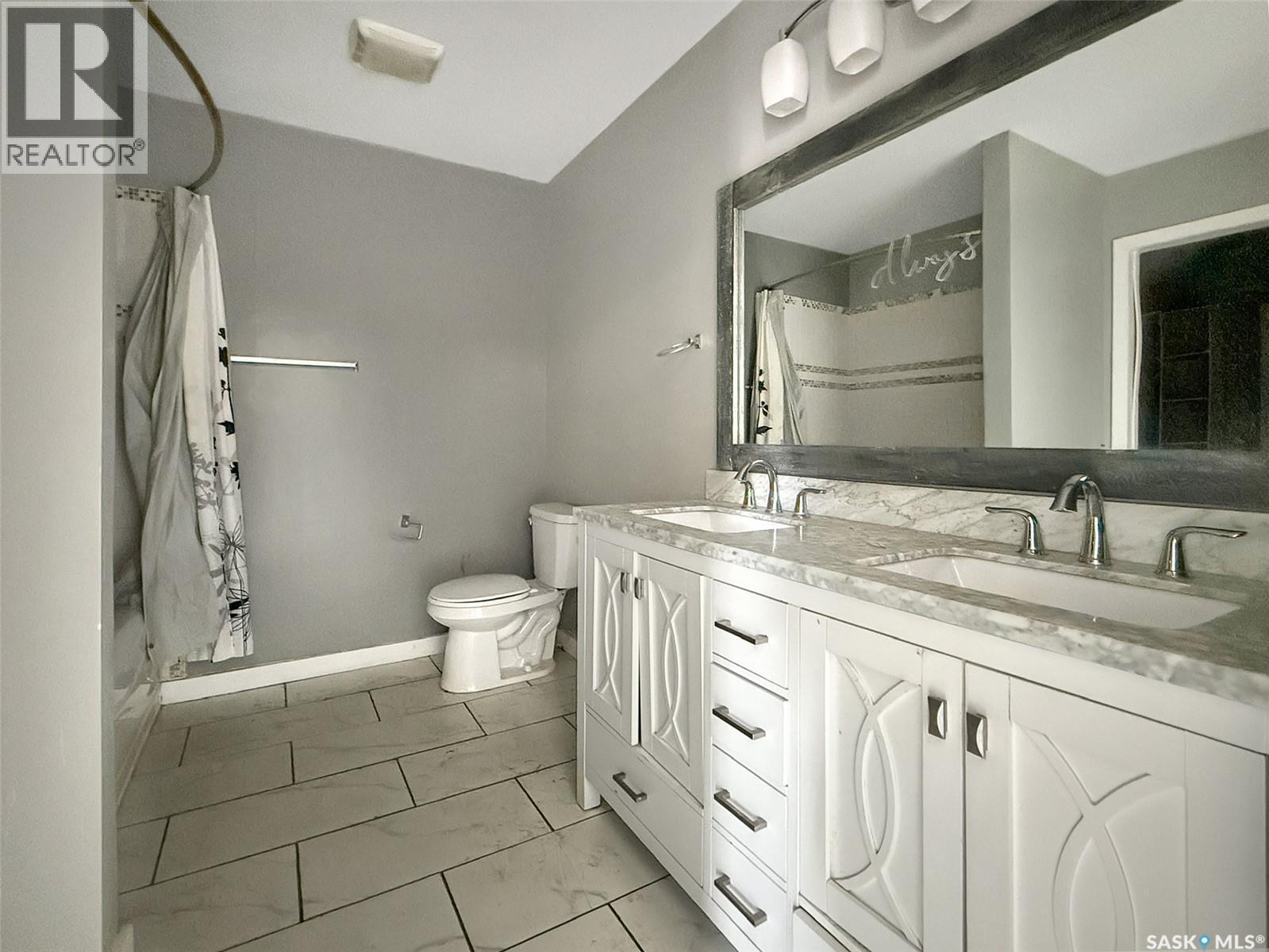 277 2Nd Avenue Ne, Swift Current, SK - Indoor Photo Showing Bathroom