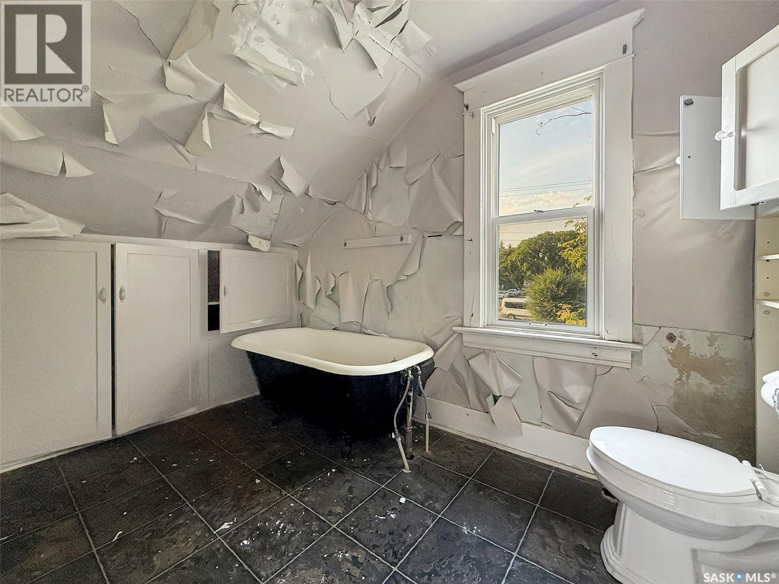 277 2Nd Avenue Ne, Swift Current, SK - Indoor Photo Showing Bathroom