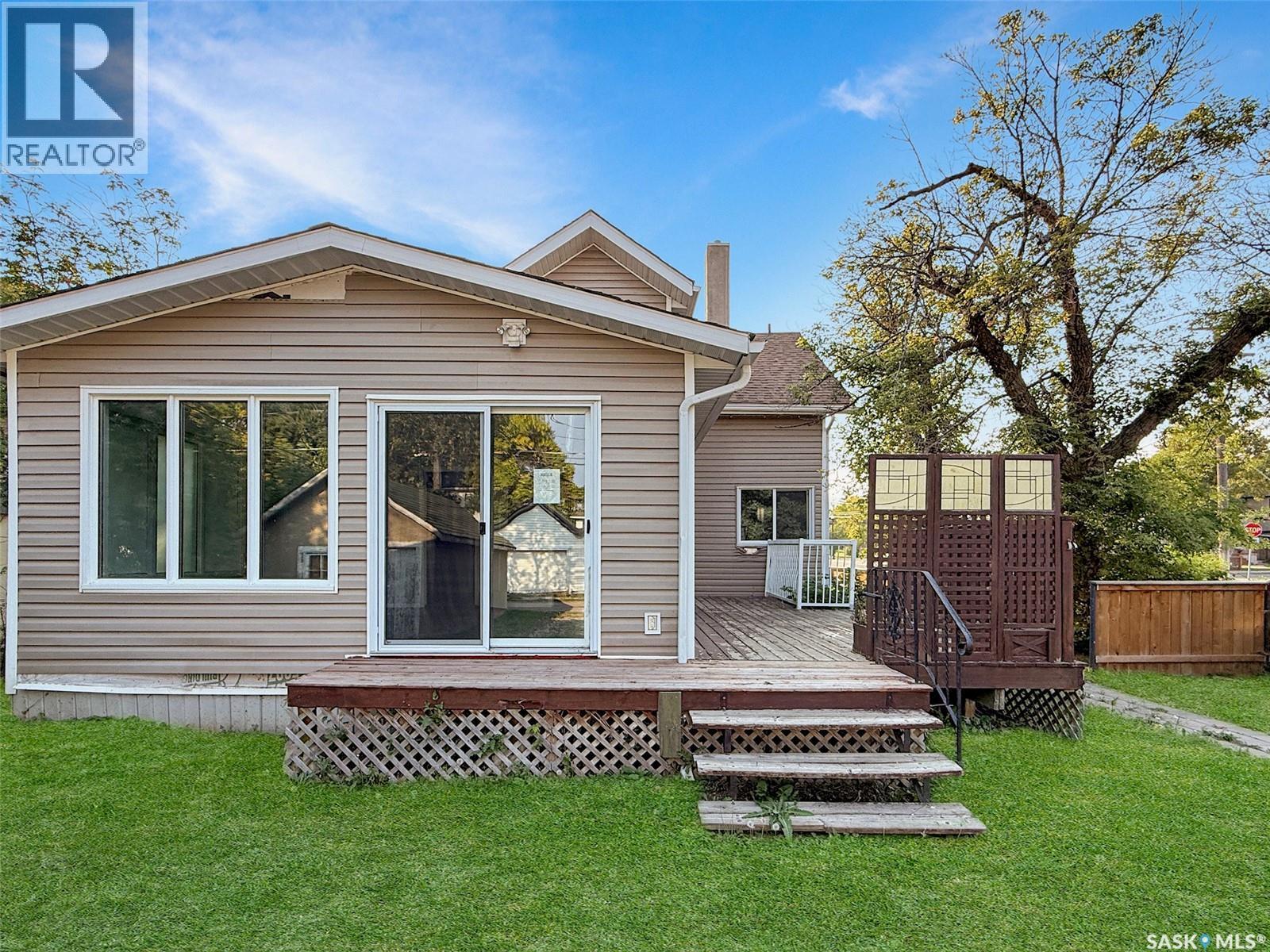 277 2Nd Avenue Ne, Swift Current, SK - Outdoor With Deck Patio Veranda