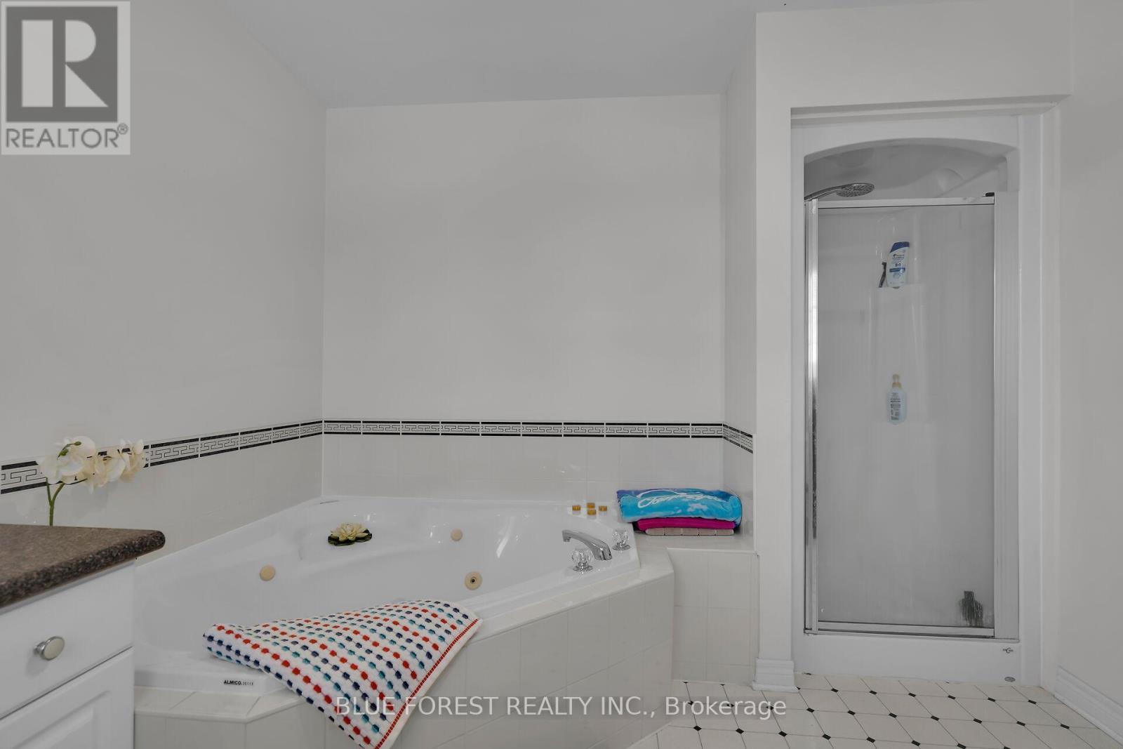 4PC Ensuite 2 - 3 - 410 Ambleside Drive, London North (North A), ON - Indoor