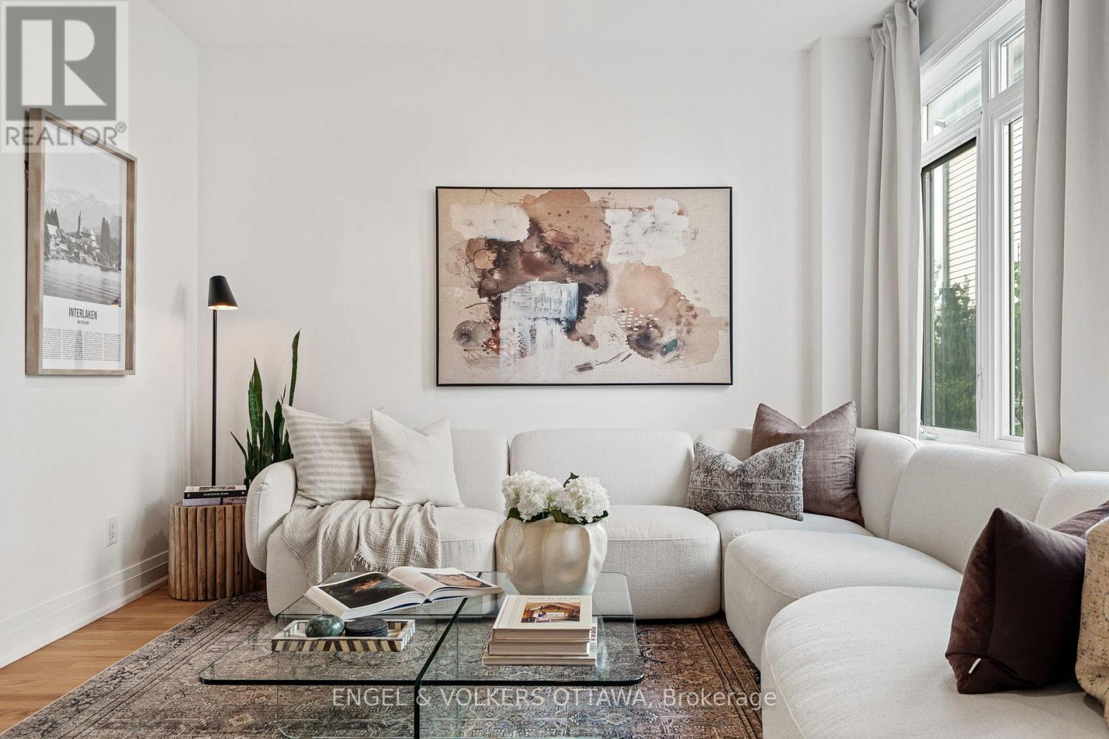 1137 Rockingham Avenue, Ottawa, ON - Indoor Photo Showing Living Room