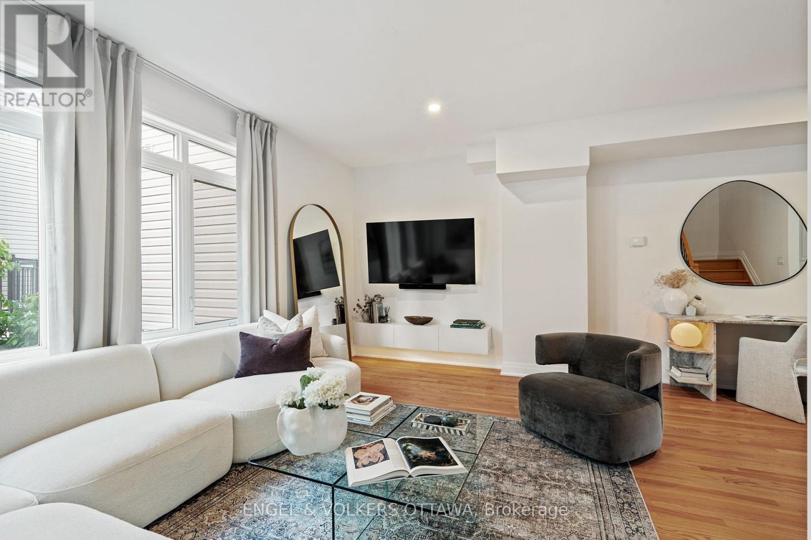 1137 Rockingham Avenue, Ottawa, ON - Indoor Photo Showing Living Room
