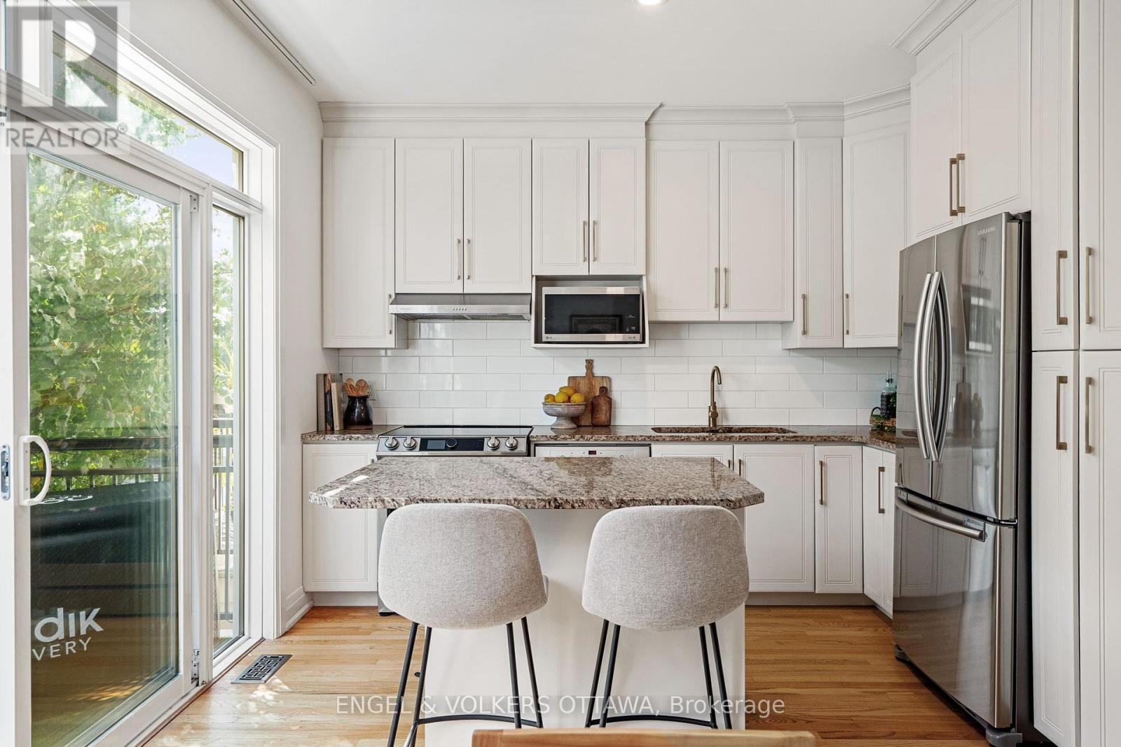 1137 Rockingham Avenue, Ottawa, ON - Indoor Photo Showing Kitchen With Stainless Steel Kitchen With Upgraded Kitchen