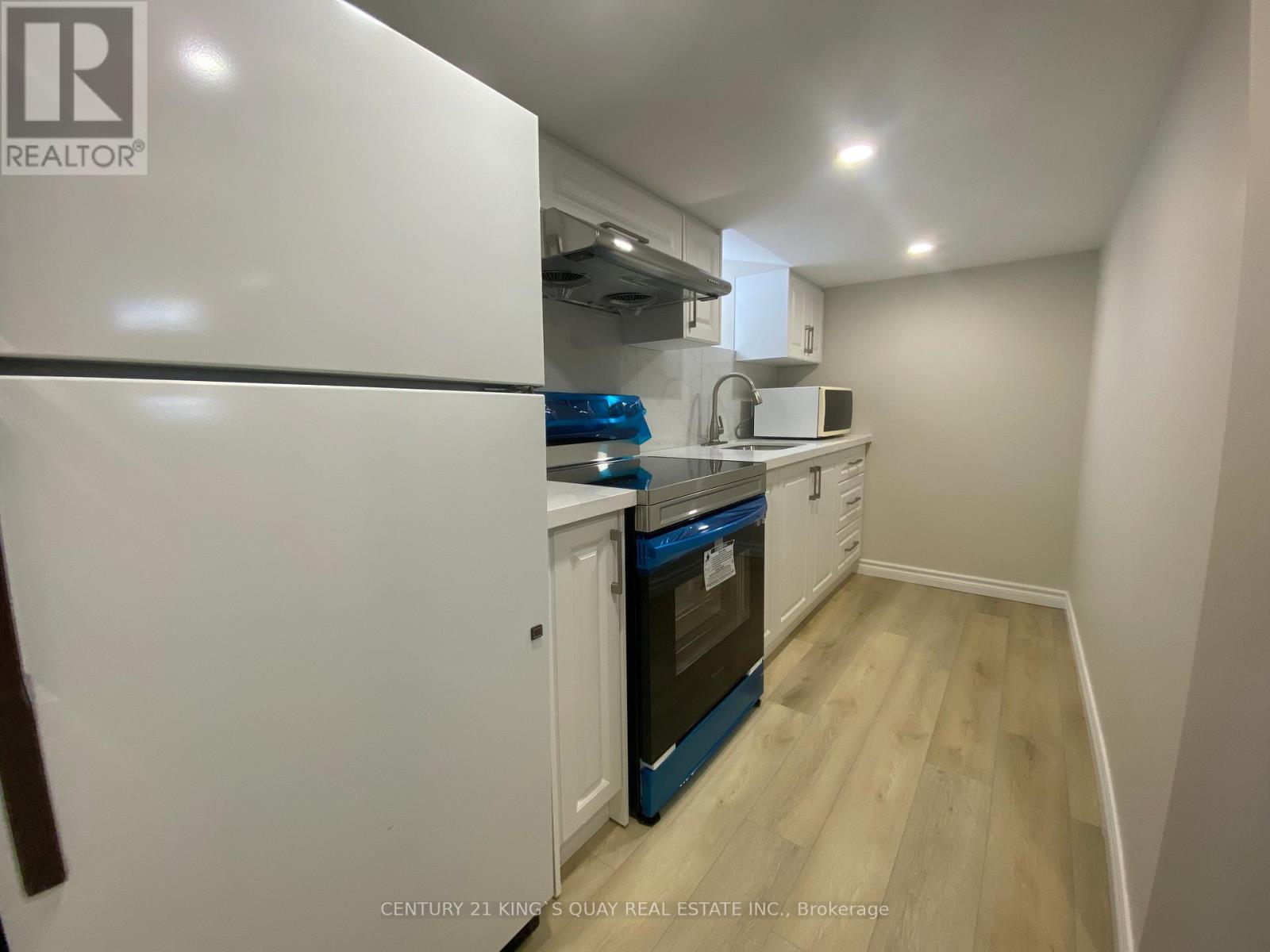 Lower - 54 Shilton Road, Toronto, ON - Indoor Photo Showing Kitchen