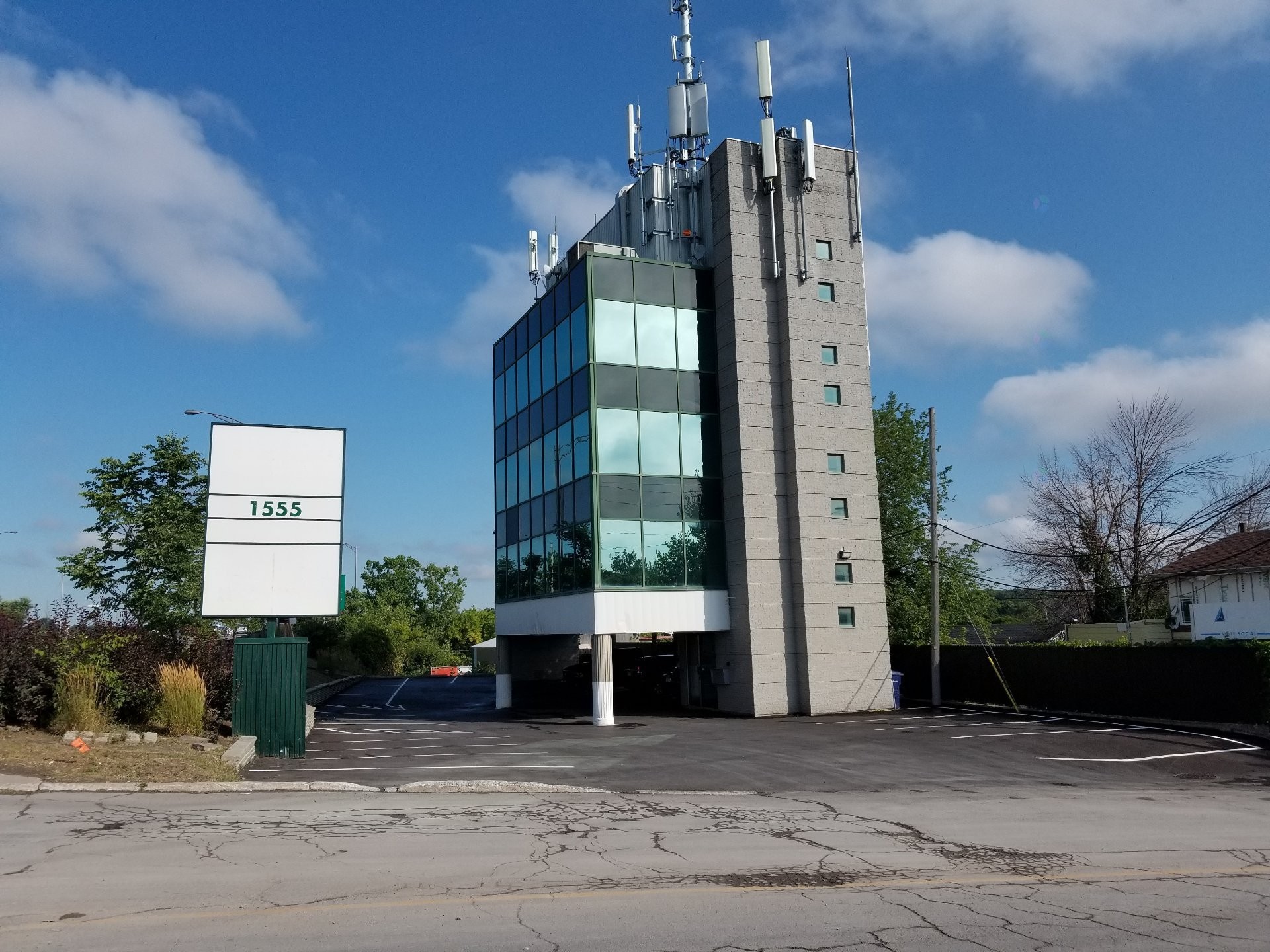 Façade - 300-1555 Boul. Des Laurentides, Laval (Vimont), QC - Outdoor