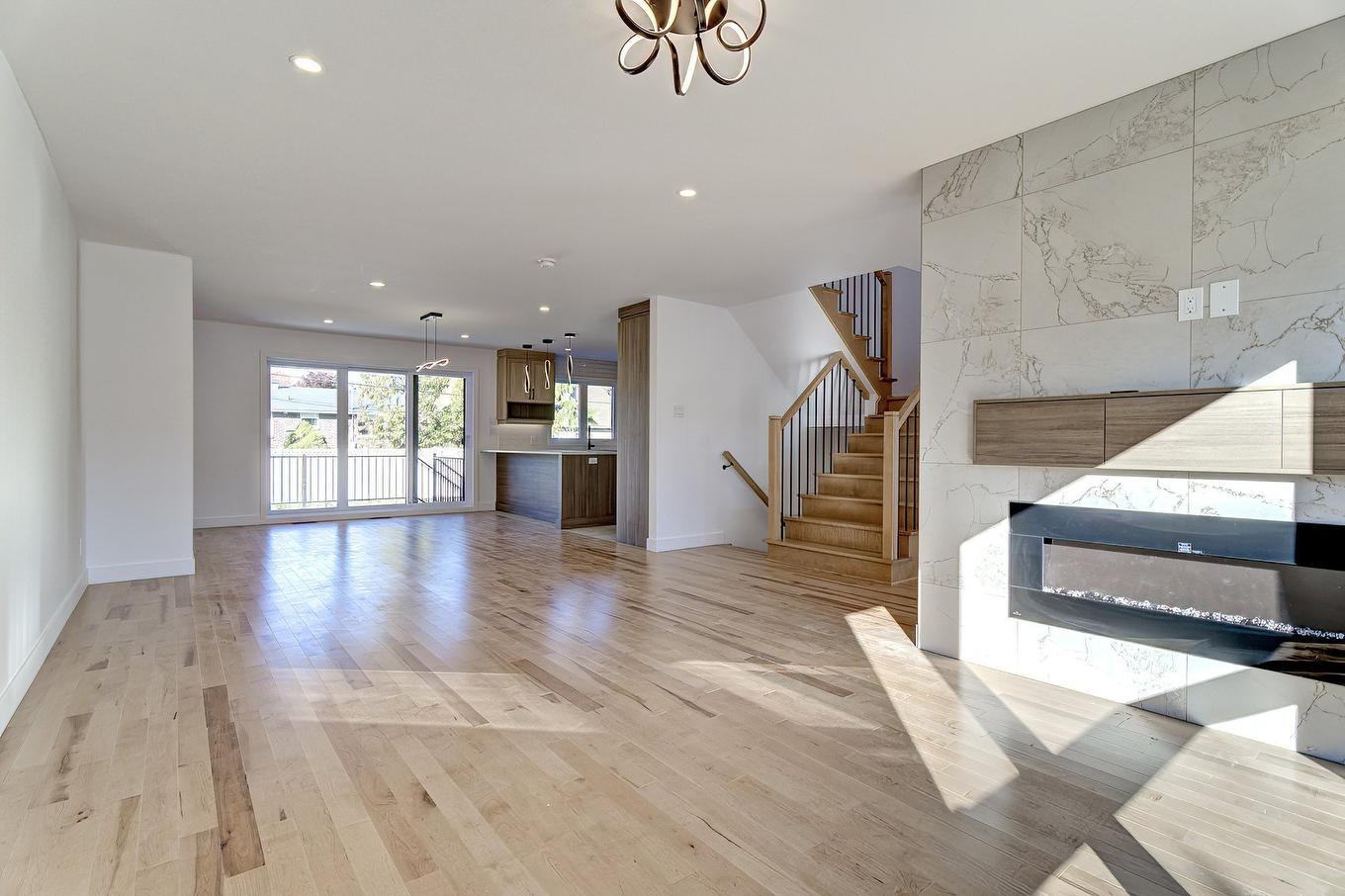 Living room - 6535 Rue Poitou, Brossard, QC - Indoor With Fireplace