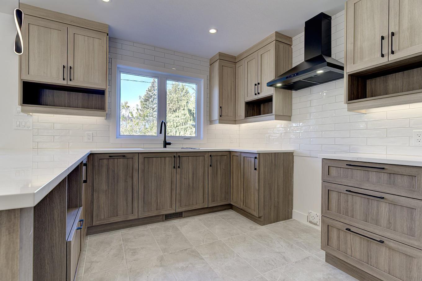 Kitchen - 6535 Rue Poitou, Brossard, QC - Indoor Photo Showing Kitchen With Upgraded Kitchen