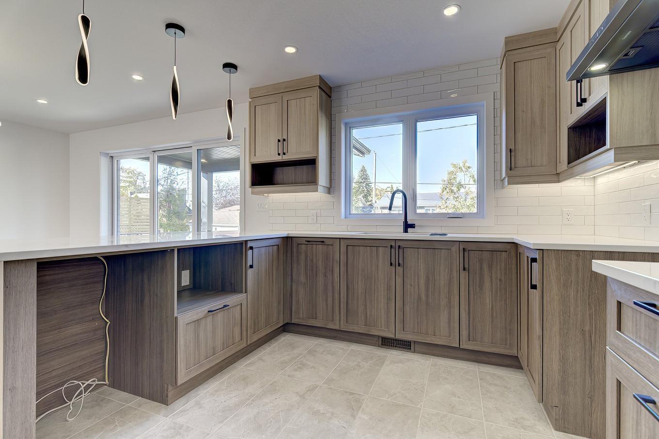 Kitchen - 6535 Rue Poitou, Brossard, QC - Indoor Photo Showing Kitchen With Upgraded Kitchen