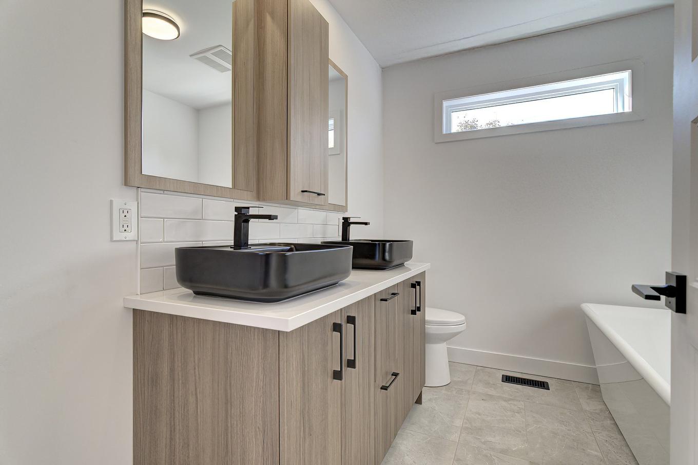 Bathroom - 6535 Rue Poitou, Brossard, QC - Indoor Photo Showing Bathroom