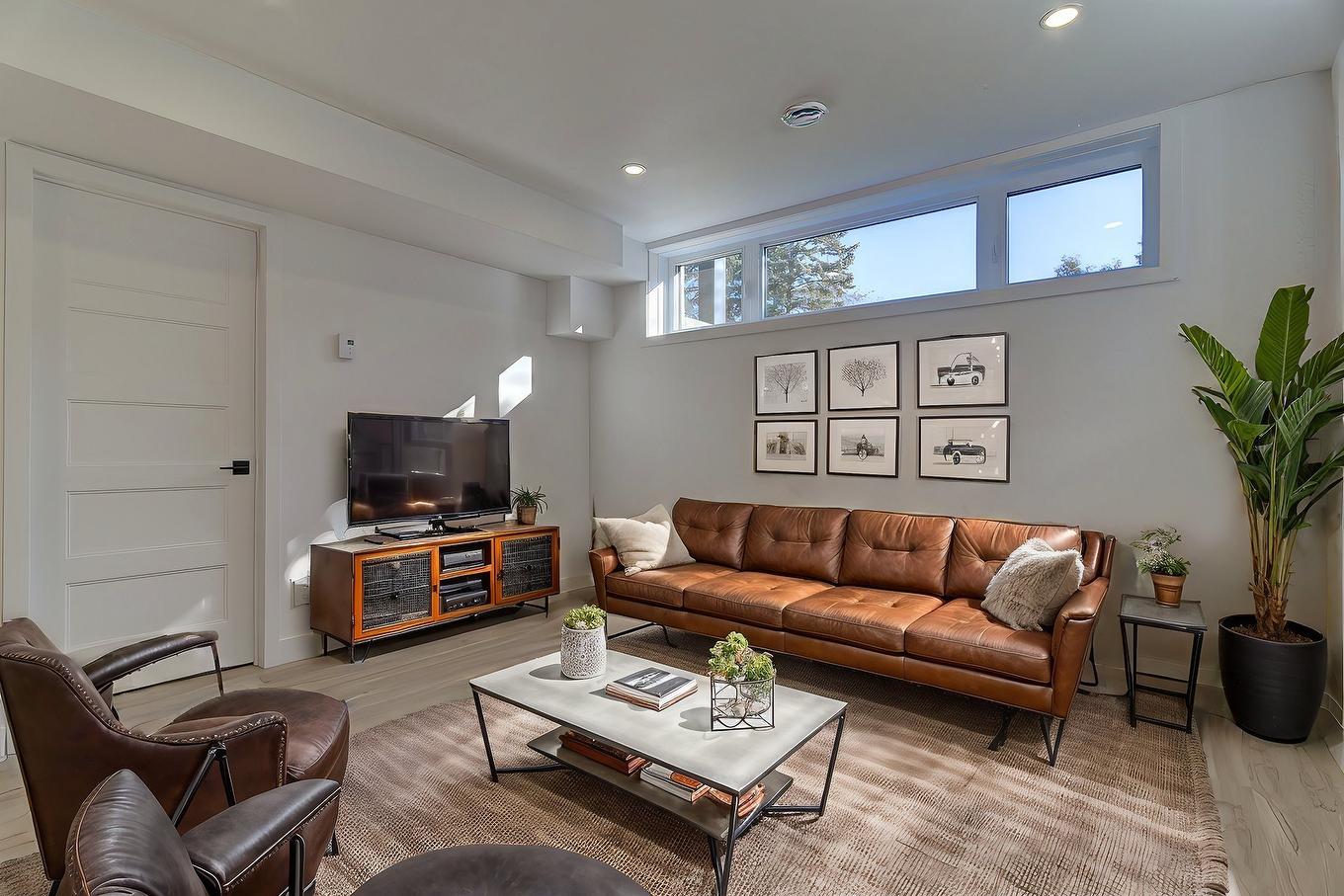 Family room - 6535 Rue Poitou, Brossard, QC - Indoor Photo Showing Living Room