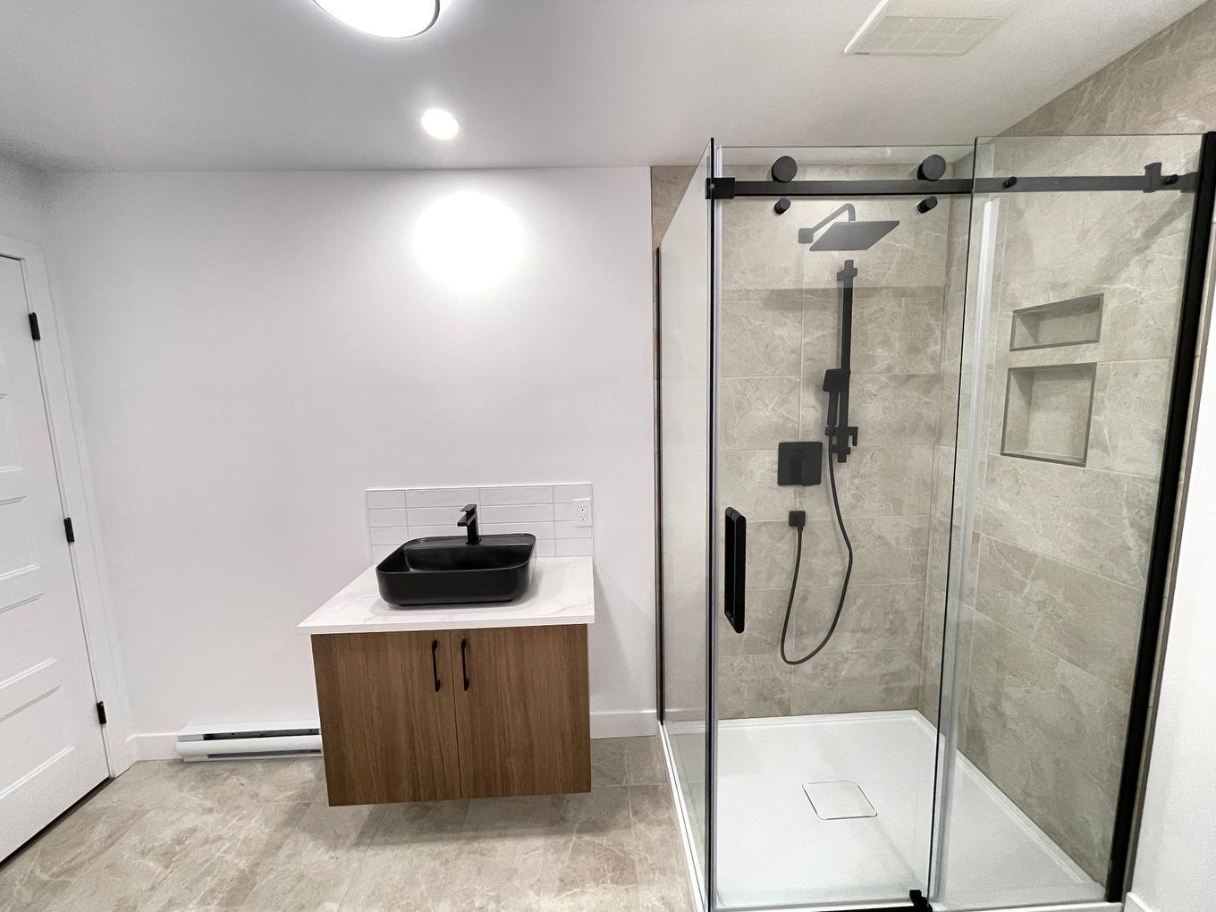 Bathroom - 6535 Rue Poitou, Brossard, QC - Indoor Photo Showing Bathroom