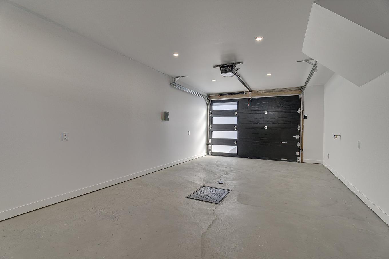 Garage - 6535 Rue Poitou, Brossard, QC - Indoor Photo Showing Garage