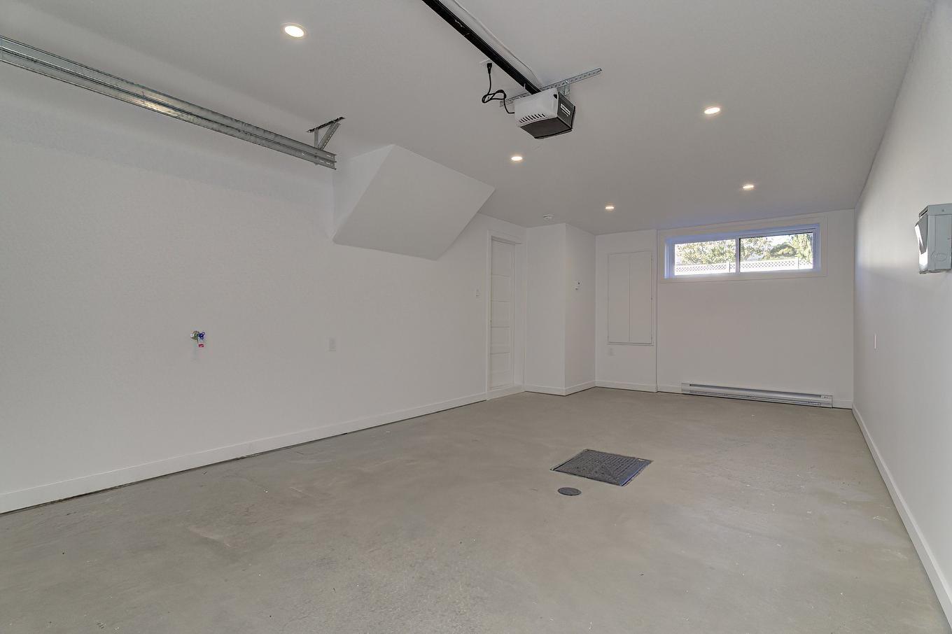 Garage - 6535 Rue Poitou, Brossard, QC - Indoor