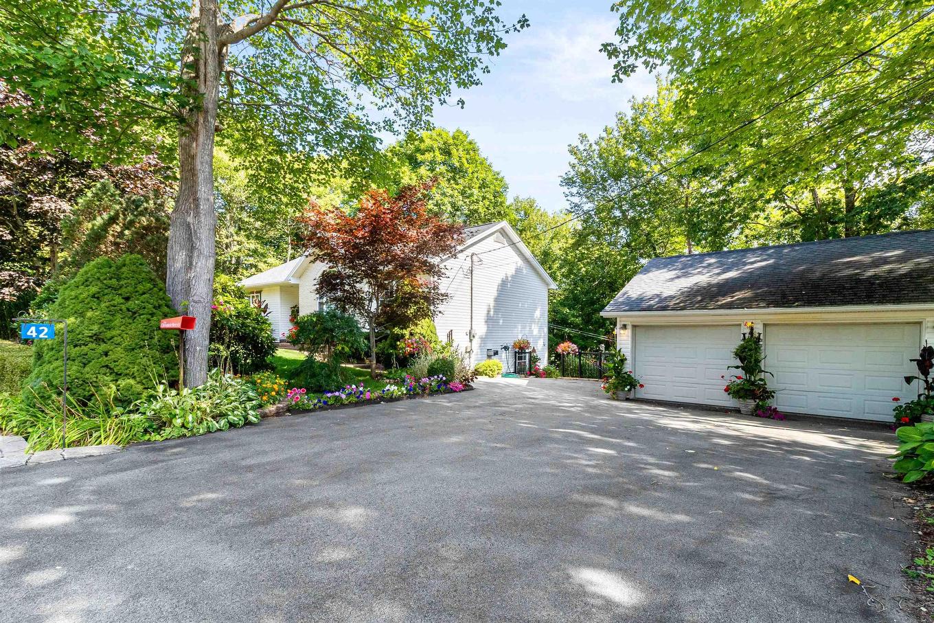 42 Canterbury Lane, Fall River, NS