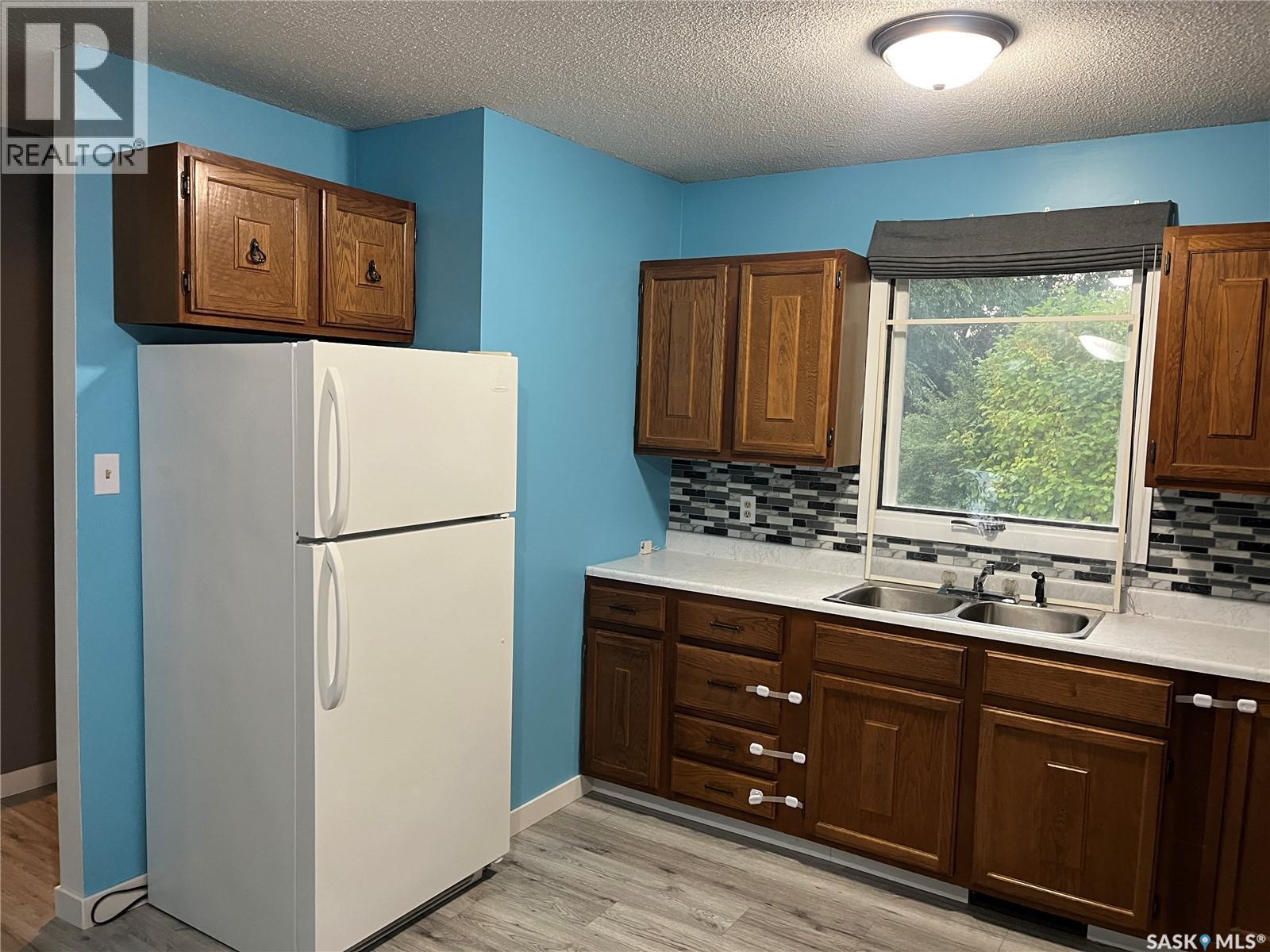 220 Knobel Street, Foam Lake, SK - Indoor Photo Showing Kitchen With Double Sink