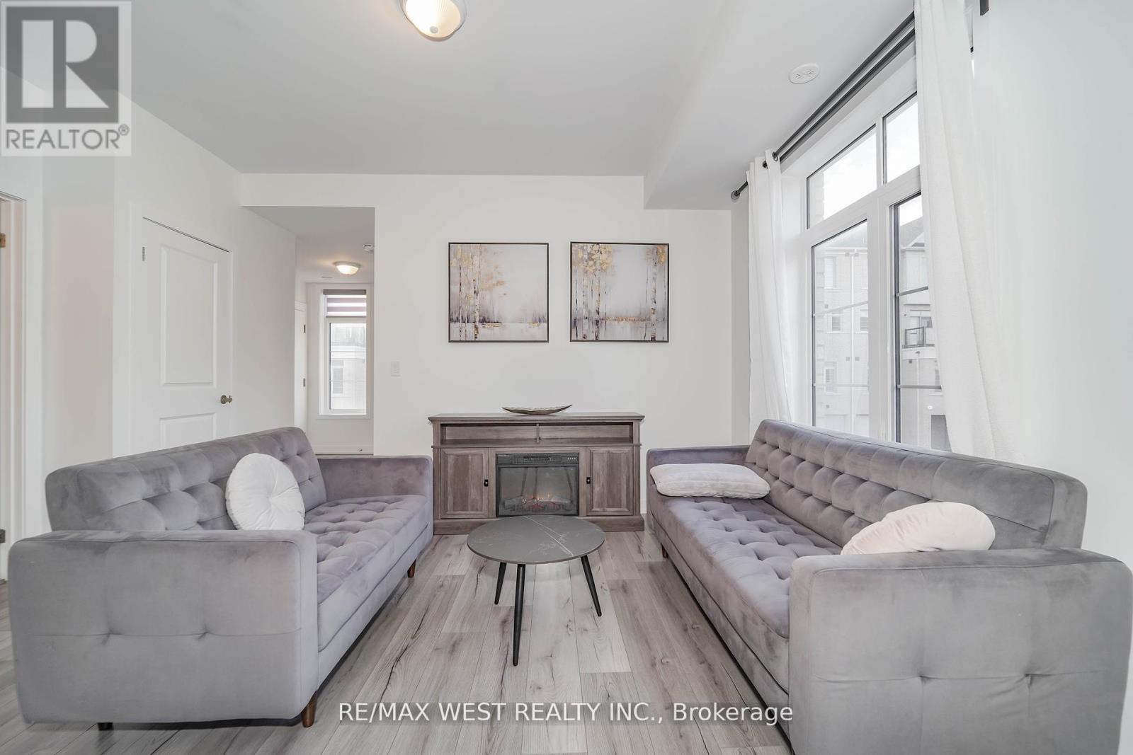 1001 - 1655 Palmers Sawmill Road, Pickering, ON - Indoor Photo Showing Living Room