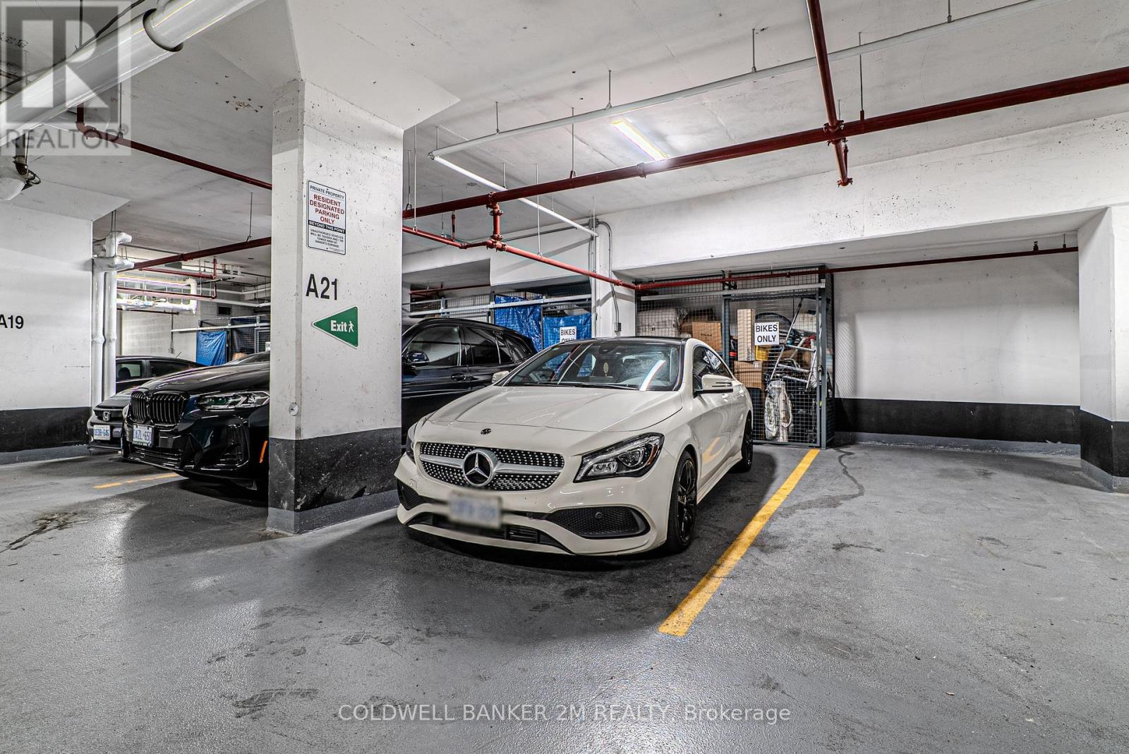 817 - 2433 Dufferin Street, Toronto (Briar Hill-Belgravia), ON - Indoor Photo Showing Garage