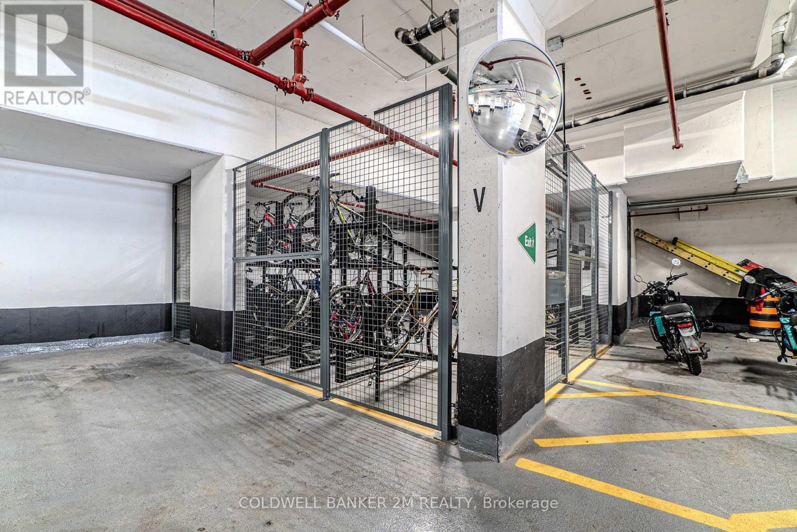 817 - 2433 Dufferin Street, Toronto (Briar Hill-Belgravia), ON - Indoor Photo Showing Garage