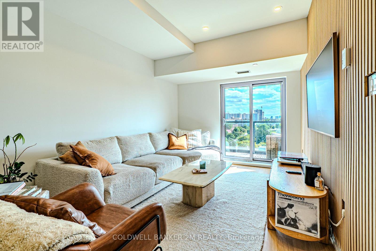 817 - 2433 Dufferin Street, Toronto (Briar Hill-Belgravia), ON - Indoor Photo Showing Living Room
