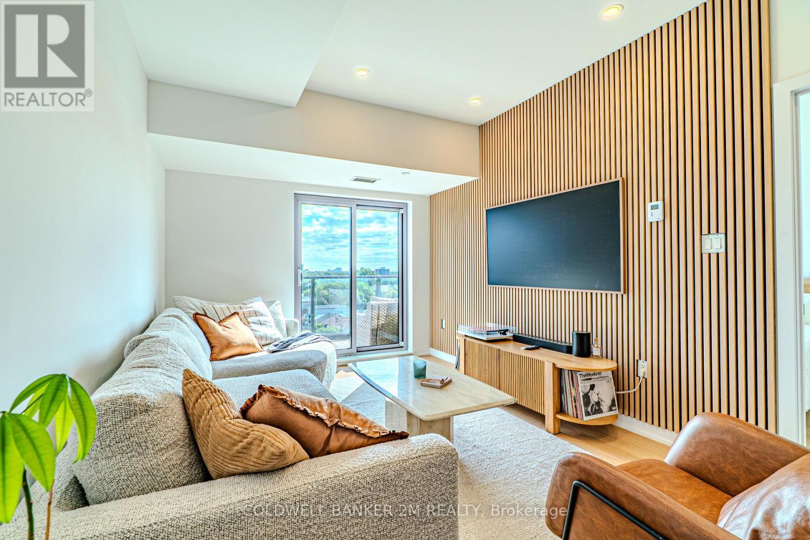 817 - 2433 Dufferin Street, Toronto (Briar Hill-Belgravia), ON - Indoor Photo Showing Living Room