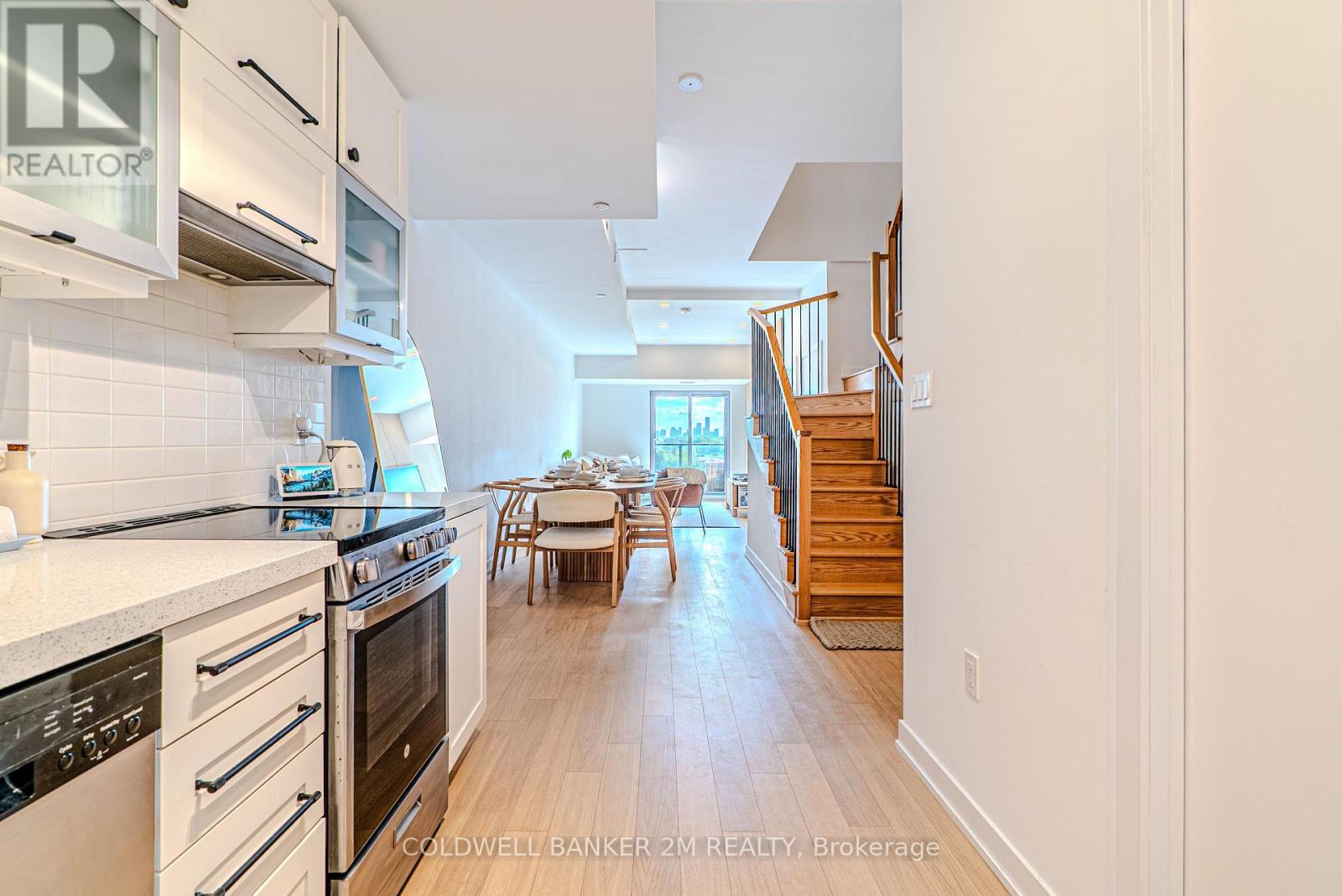 817 - 2433 Dufferin Street, Toronto (Briar Hill-Belgravia), ON - Indoor Photo Showing Kitchen With Upgraded Kitchen