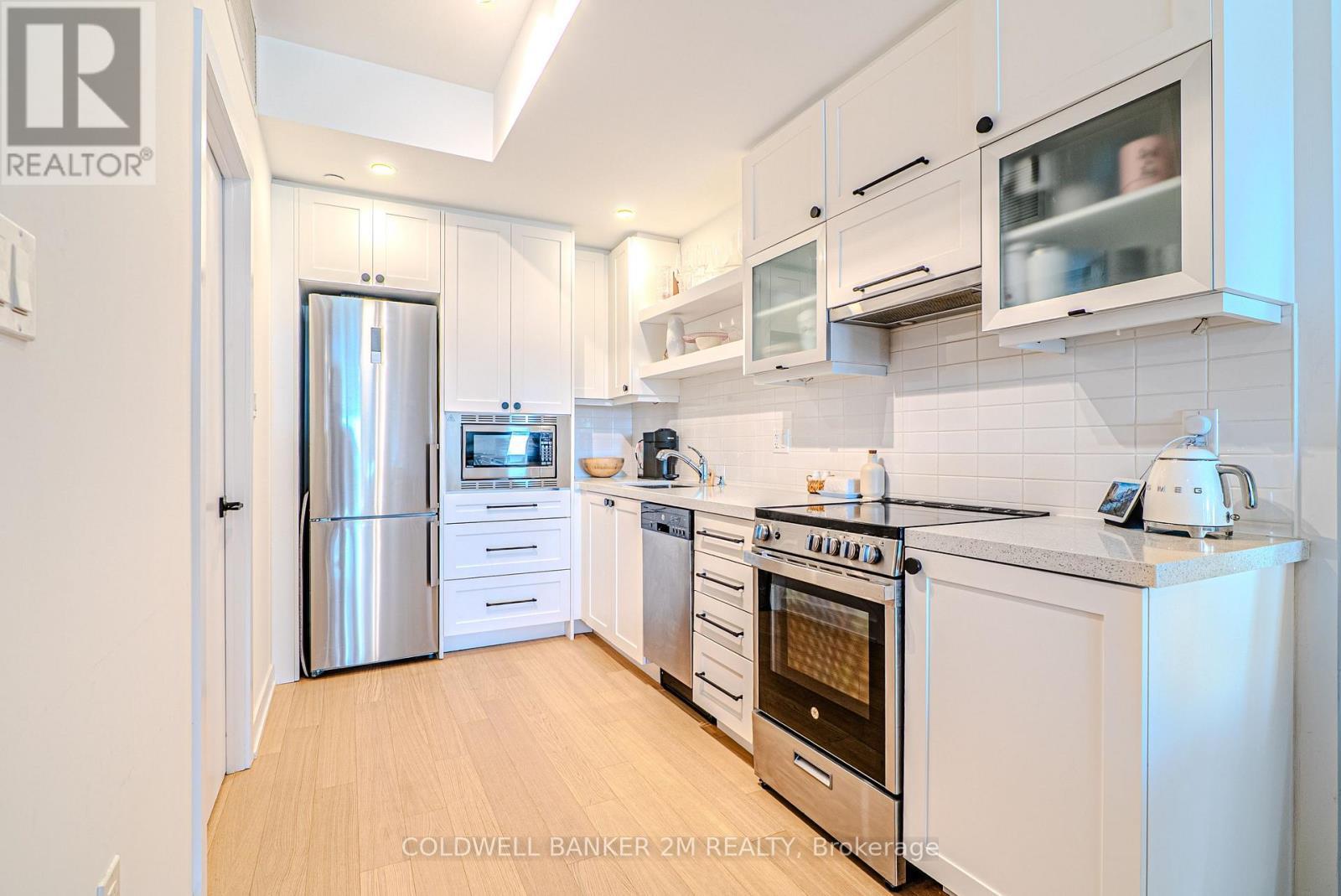 817 - 2433 Dufferin Street, Toronto (Briar Hill-Belgravia), ON - Indoor Photo Showing Kitchen With Upgraded Kitchen