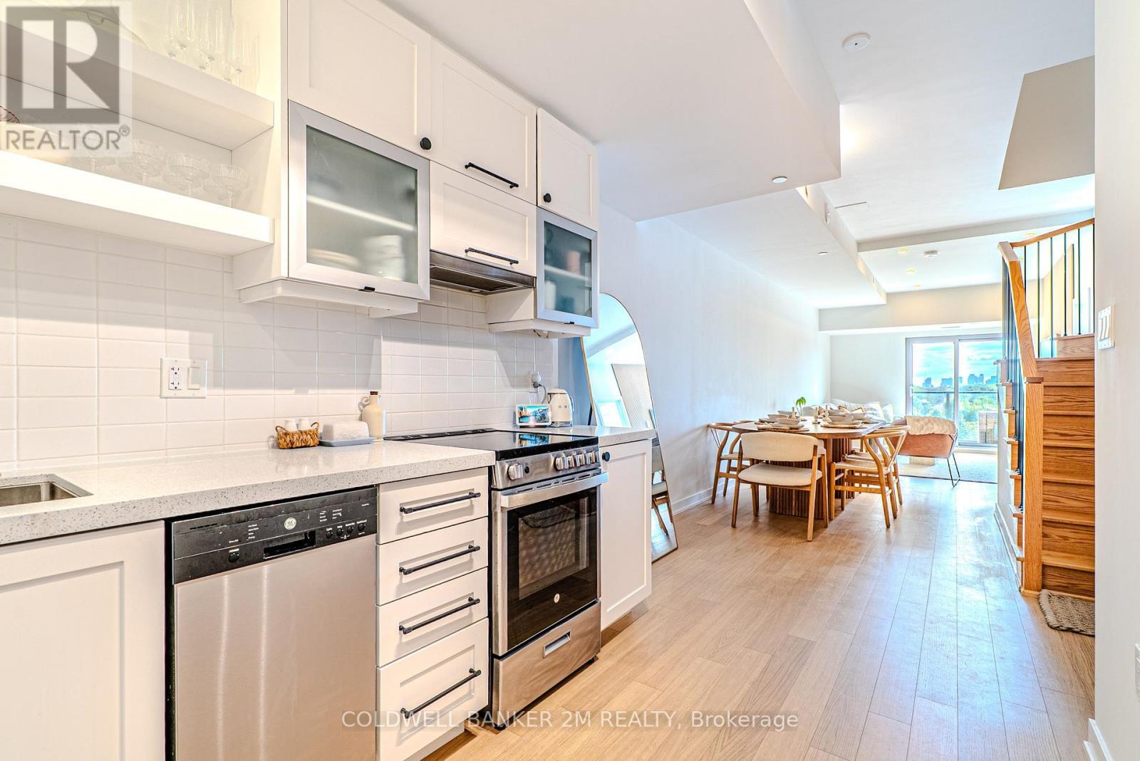 817 - 2433 Dufferin Street, Toronto (Briar Hill-Belgravia), ON - Indoor Photo Showing Kitchen With Upgraded Kitchen